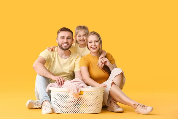 Familia Con Lavandería Sobre Fondo Color — Foto de Stock