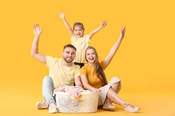 Lycklig Familj Med Tvätt Färg Bakgrund — Stockfoto