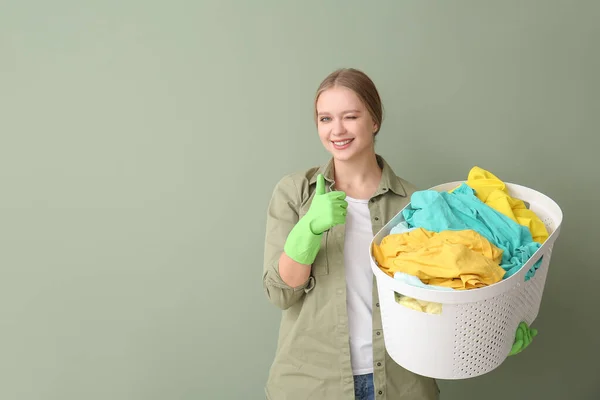 Jonge Vrouw Met Wasgoed Tonen Duim Gebaar Kleur Achtergrond — Stockfoto