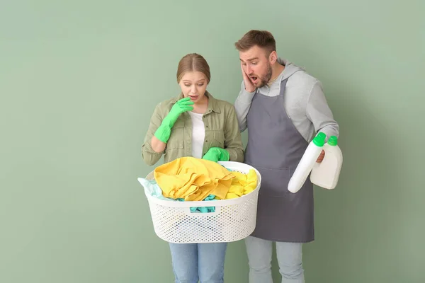 Troubled Couple Laundry Color Background — Stock Photo, Image