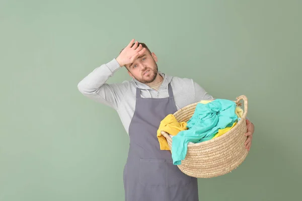 Kirli Çamaşırları Olan Yorgun Bir Adam — Stok fotoğraf