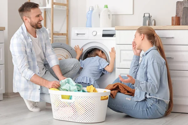 Família Lavando Roupa Casa — Fotografia de Stock