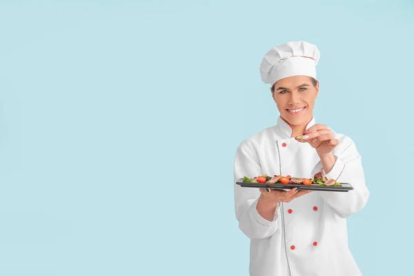 Transgender Chef Met Salade Kleur Achtergrond — Stockfoto