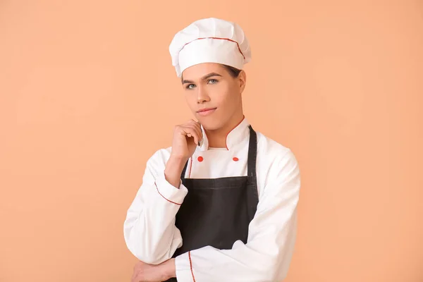 色系背景的变性人厨师 — 图库照片