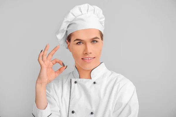变性人厨师在浅色背景下表现不错 — 图库照片
