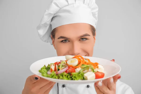 Transgender Koch Mit Salat Auf Hellem Hintergrund — Stockfoto
