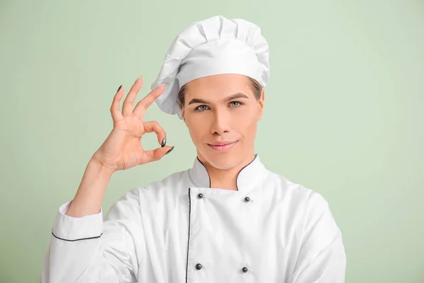 变性人厨师在色彩背景上表现得不错 — 图库照片