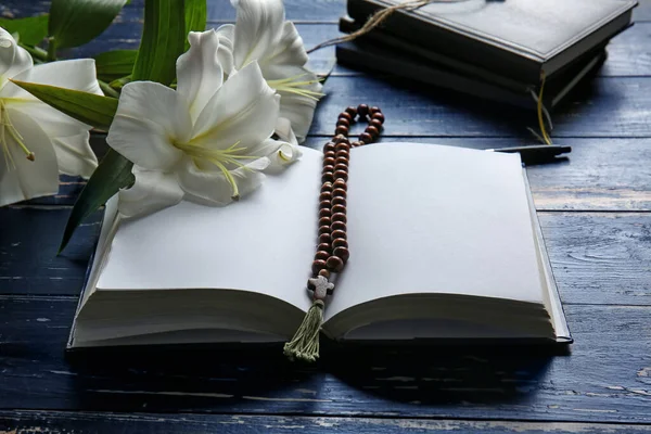 Heliga Bibeln Och Blommor Bordet — Stockfoto