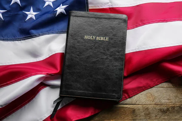 Holy Bible Usa Flag Table — Stock Photo, Image