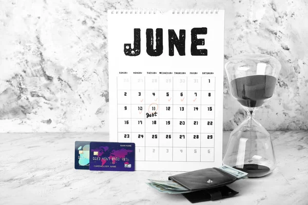 Kalender Sanduhr Geldbörse Und Kreditkarten Auf Dem Tisch Schuldenkonzept — Stockfoto