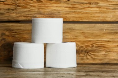 Ahşap arka planda tuvalet kağıdı ruloları