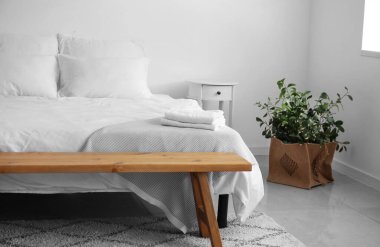 Modern şık yatak odasının içi.