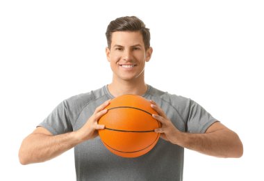 Beyaz arka planda topu olan genç bir sporcu.