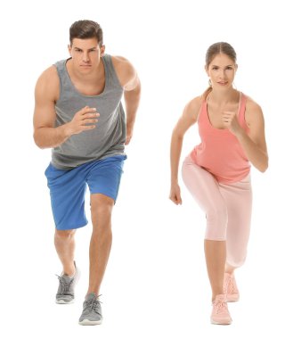 Beyaz arka planda sportif genç koşucular