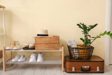 Modern salonun şık iç tasarımı. Ayakkabılar stantta.