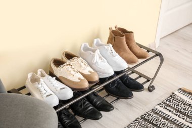 Modern salonun içinde şık ayakkabılarla ayakta durun.