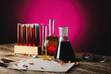 Simyacı masasında farklı iksirler var.