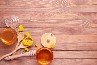 Ahşap arka planda tatlı karahindiba balı kompozisyon