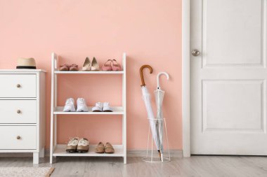 Modern salonun şık iç tasarımı. Ayakkabılar stantta.