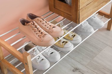 Modern salonun içinde şık ayakkabılarla ayakta durun.