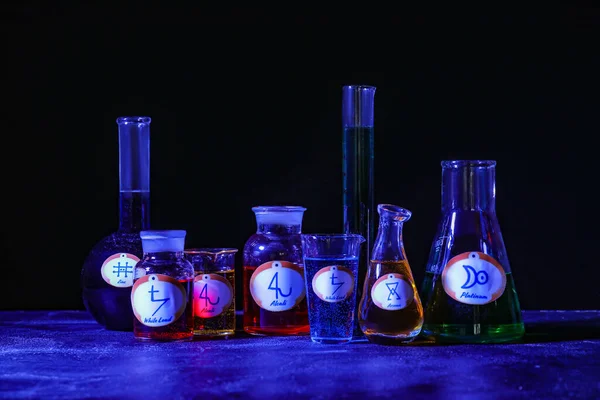 Pociones Con Símbolos Alquímicos Mesa — Foto de Stock