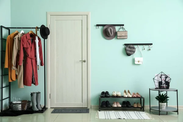 Elegante Interno Della Sala Moderna Con Scarpe Sullo Stand — Foto Stock