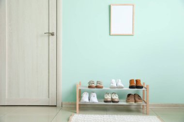 Modern salonun şık iç tasarımı. Ayakkabılar stantta.