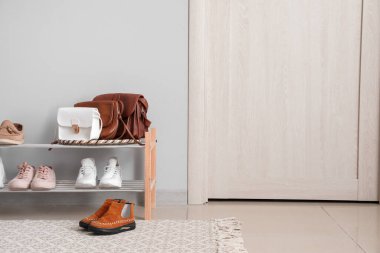 Modern salonun şık iç tasarımı. Ayakkabılar stantta.