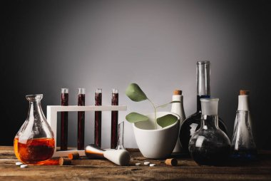 Simyacı masasında farklı iksirler var.