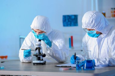 Modern laboratuvarda çalışan bilim adamları