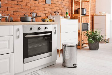 Modern mutfağın iç mimarisi.