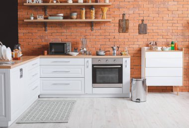 Modern mutfağın iç mimarisi.