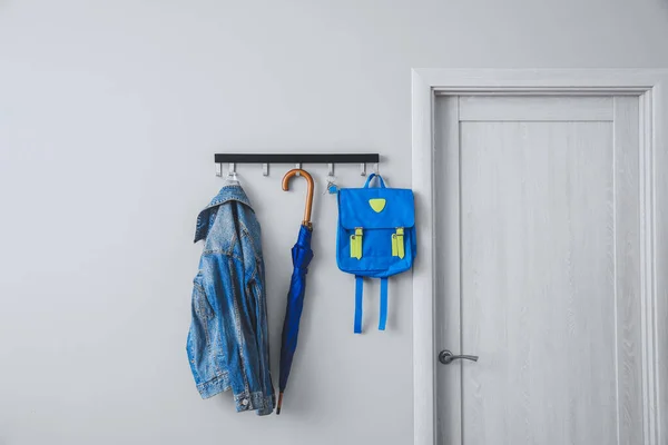 Парасолька Одягом Шкільним Рюкзаком Висить Стіні Залі — стокове фото