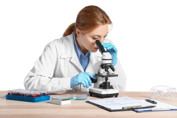 Wissenschaftler Arbeiten Mit Mikroskop Vor Weißem Hintergrund — Stockfoto