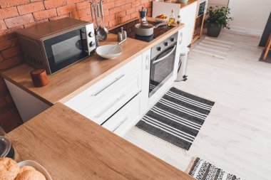 Modern mutfağın iç mimarisi.