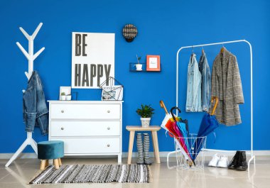 Şemsiyeli ve elbiseli modern salonun şık bir iç mekanı.