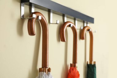 Salonun içindeki duvarda şık şemsiyeler asılı.