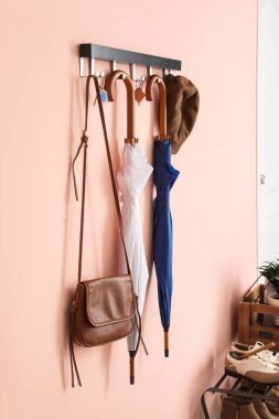 Salonun içindeki duvarda şık şemsiyeler asılı.