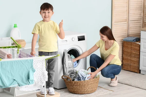 Jovem Com Seu Filho Fazendo Lavanderia Casa — Fotografia de Stock