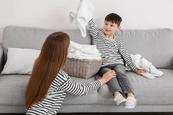 Mujer Joven Pequeño Hijo Con Ropa Limpia Casa — Foto de Stock