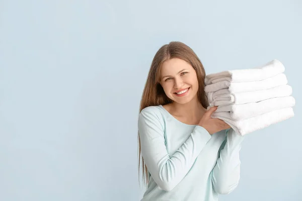 Mujer Joven Con Ropa Limpia Sobre Fondo Color — Foto de Stock