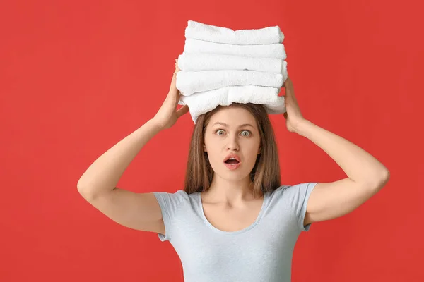 Surprised Young Woman Clean Laundry Color Background — Stock Photo, Image