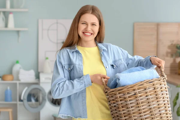 Jonge Vrouw Doet Wasserij Thuis — Stockfoto