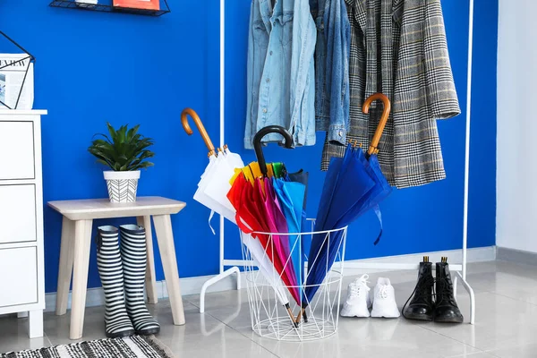 Intérieur Élégant Hall Moderne Avec Parapluies Vêtements — Photo