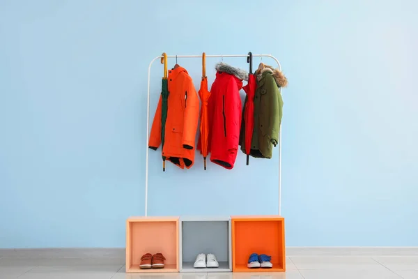 Payung Bergaya Pakaian Dan Sepatu Dekat Dinding Warna — Stok Foto