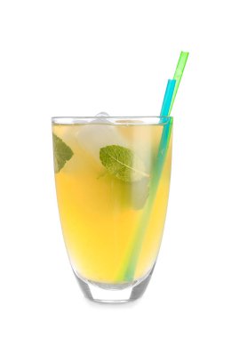 Beyaz arka planda bir bardak limonata.