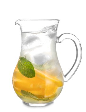 Beyaz arka plan üzerinde taze limonata sürahi
