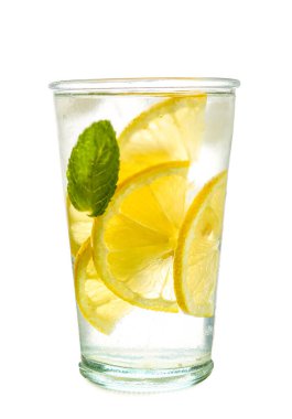 Beyaz arka planda bir bardak limonata.