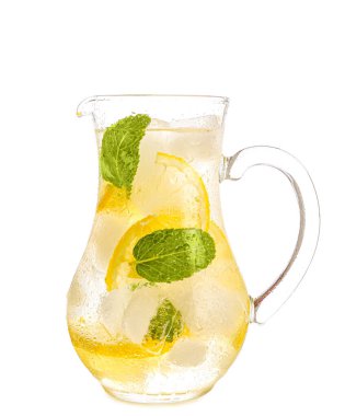 Beyaz arka plan üzerinde taze limonata sürahi