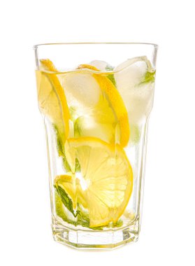 Beyaz arka planda bir bardak limonata.